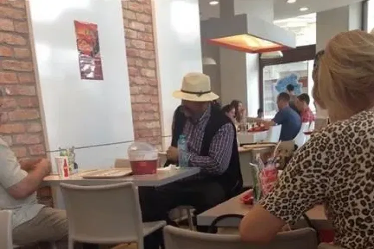 Despre țigani și români! Lecția unui blogger clujean după o scenă deșteaptă de la KFC