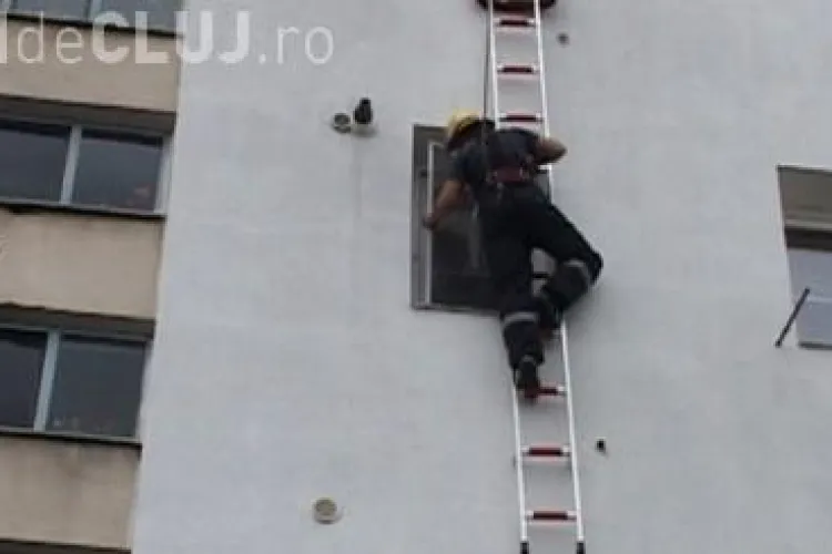 O fetiță de 3 ani a rămas blocată în casă la Dej. A fost nevoie de intervenția pompierilor pentru a o scoate VIDEO