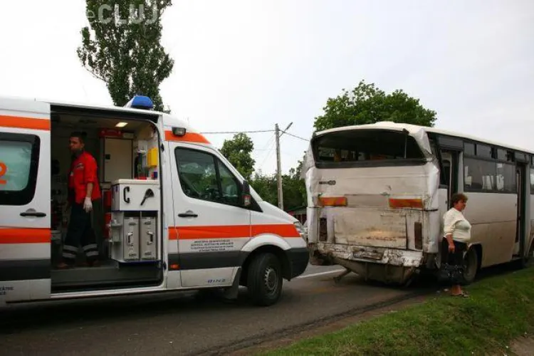 Autocar cu turiști maghiari, lovit la intrare în Cluj-Napoca. Autocarul mergea spre Șumuleu Ciuc