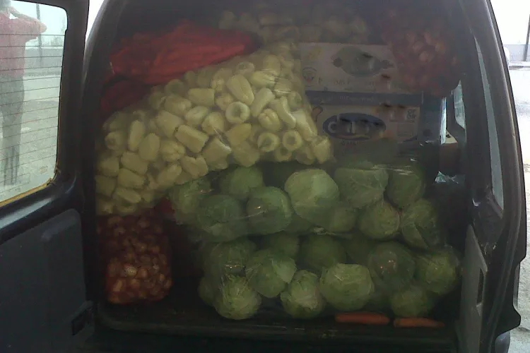 Polițiștii clujeni au confiscat peste o tonă de fructe și legume într-o singură zi