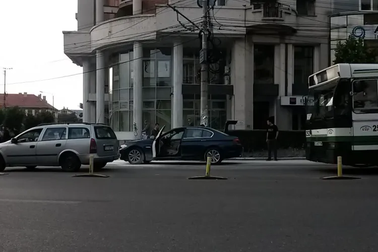 Alertă în Piața Cipariu! Un BMW a fost la un pas să ia foc - FOTO