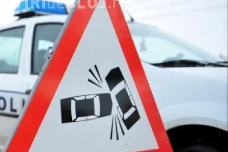 Accident pe strada Horea! O mașină de la Marty Caffe a fost lovită