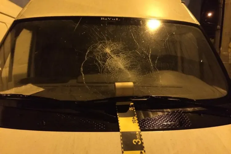 Un afacerist clujean, acuzat ca sparge parbrizele de la mașinile concurenței. Cel acuzat spune că era acasă cu familia