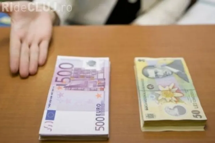 Angajata unui supermarket a PREDAT o geantă plină cu bani, găsită într-un cărucior