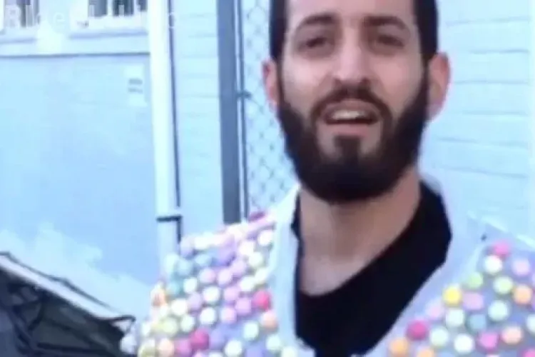 S-a aruncat într-un bazin cu Cola, îmbrăcat într-un costum de Mentos. Ce s-a întâmplat - VIDEO