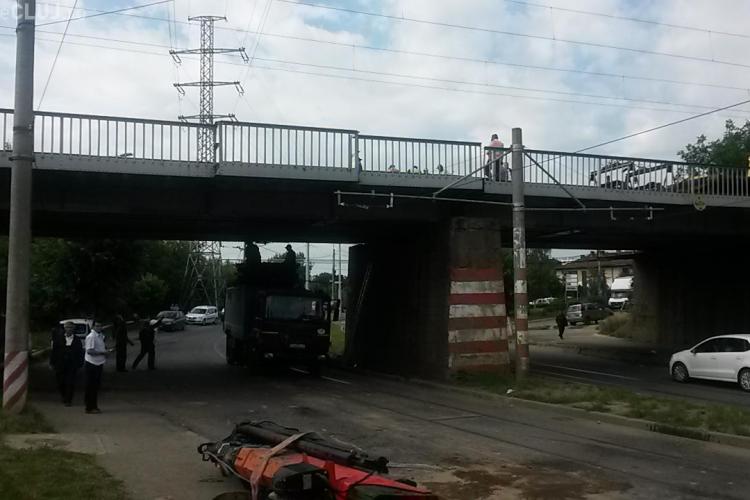 Accident pe strada Oașului! O autoutilitară cu MACARA a lovit podul CFR - FOTO și VIDEO