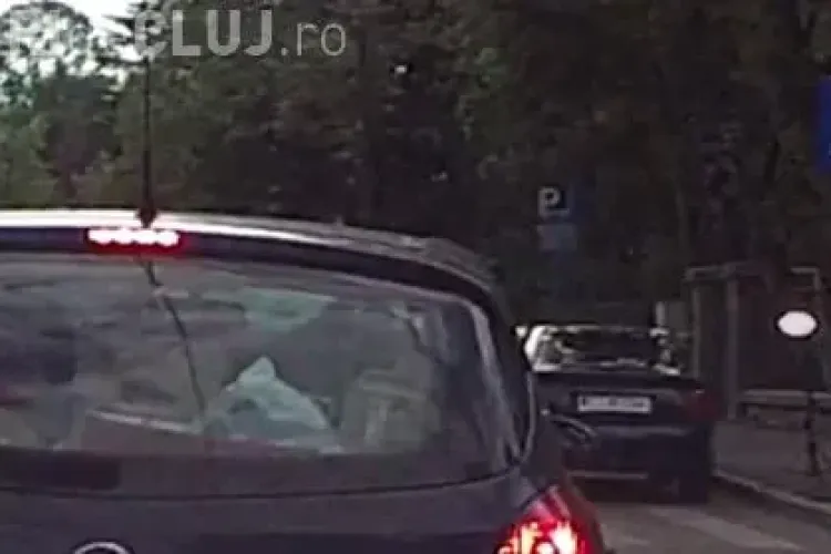 Pițipoanca PERFECTĂ! A ținut traficul în loc pe strada Pavlov pentru a-și face o poză de Facebook - VIDEO