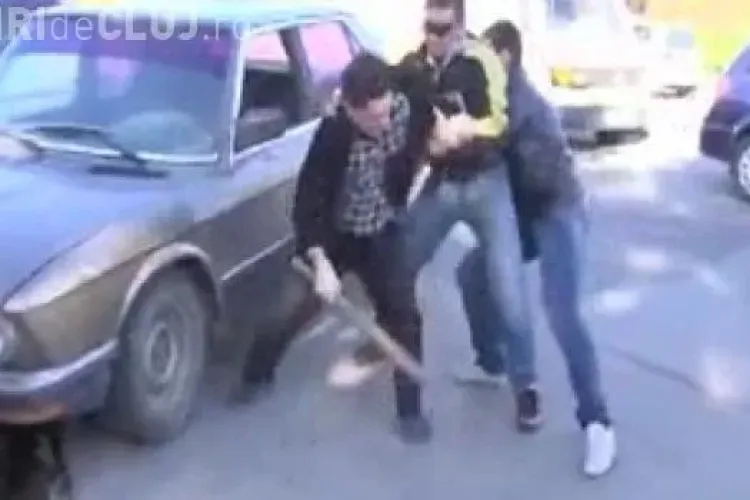 Clujean rupt în bătaie de doi romi în Piața Mărăști! Nu i-a lăsat să parcheze cu TUPEU  în stația de AUTOBUZ