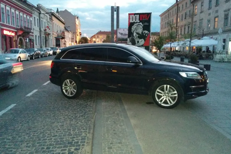 Și-a urcat ”camionul” Audi pe pietonala Clujului: De ce noi, cetățenii simpli, nu putem face CURĂȚENIE? - FOTO