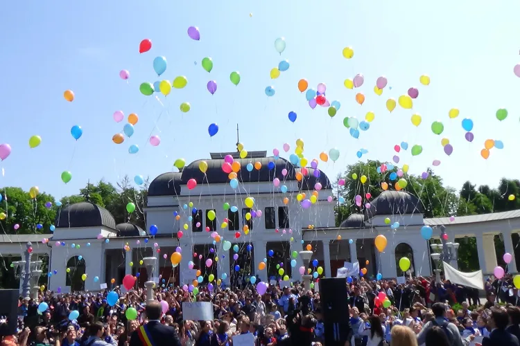 Marșul Curățeniei la Cluj! Elevii ecologiști au fost premiați de Emil Boc- VIDEO
