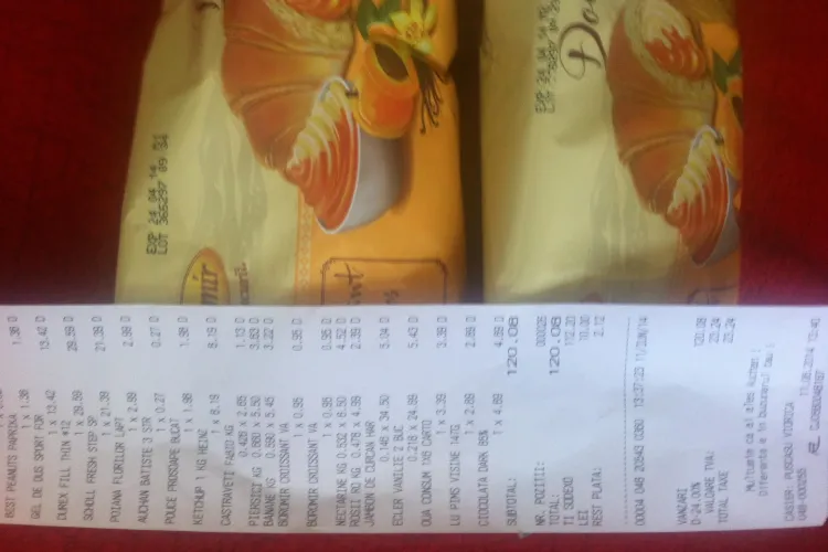 Croissante expirate de aproape două luni pe rafturile Auchan. Un clujean le-a cumpărat pentru a cere explicații angajaților