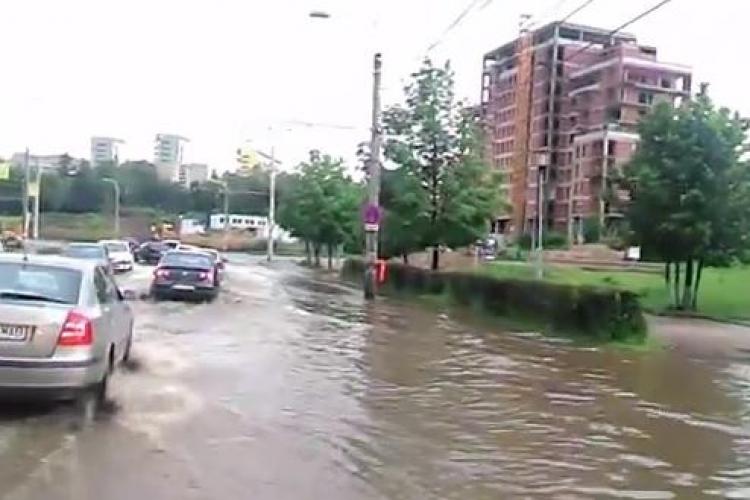Strada Teodor Mihali a fost inundată duminică! A fost un mare lac - VIDEO