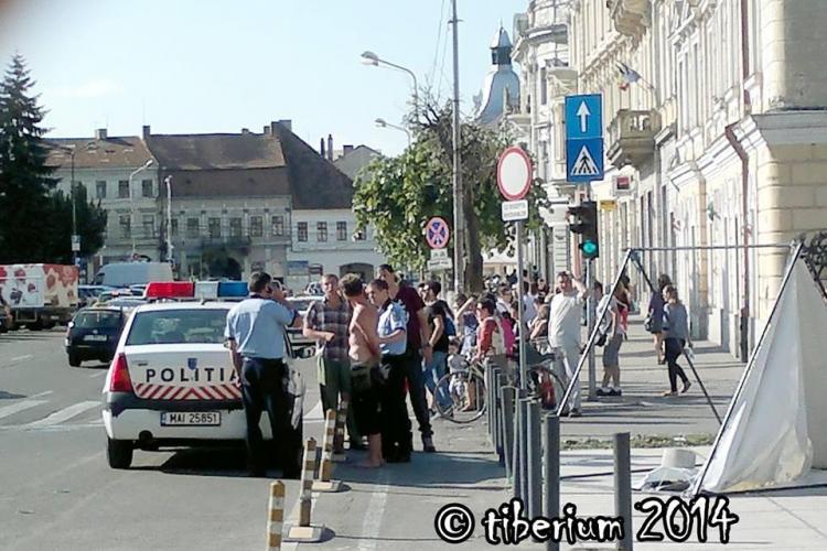 Bărbat recalcitrant încătușat de polițiști în centrul Clujului FOTO