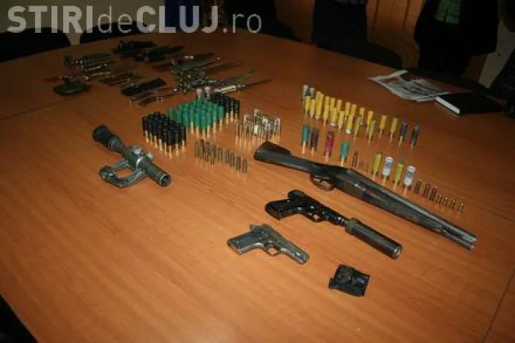 Polițiștii au găsit un ”arsenal” de arme albe și de foc la un dejean acasă