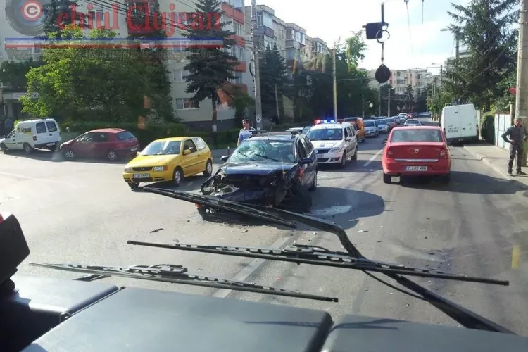 Accident in Manastur la intersecția Câmpului cu Ion Mester FOTO