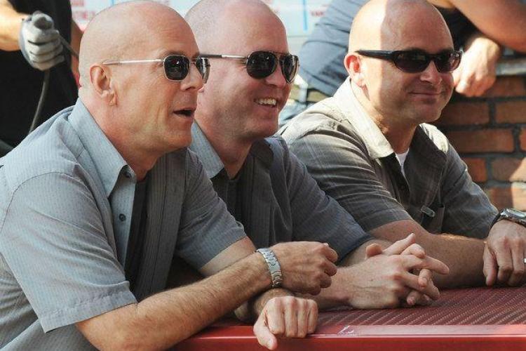 Cum arată sosiile actorilor celebri: Bruce Willis, Dwayne Johnson sau Brad Pitt