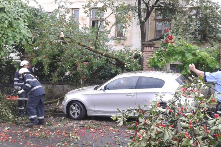 Mașini distruse la Cluj, în urma furtunii de duminică. Pagubele le suportă șoferii - FOTO