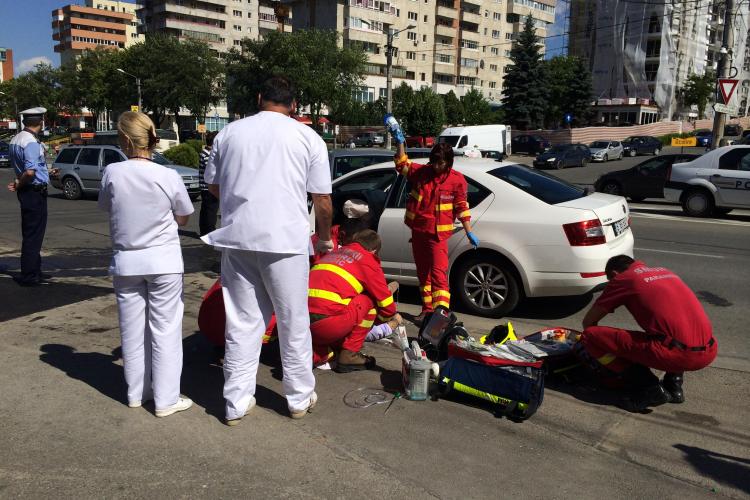 Accident la sensul giratoriu din Zorilor, lângă Spitalul de Recuperare. Unul dintre șoferi a murit - VIDEO și FOTO