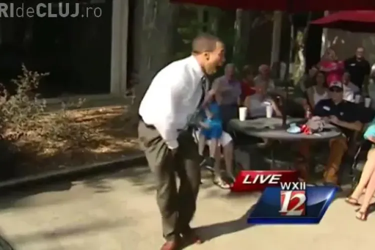 Unui reporter i s-au rupt pantalonii în fund, în DIRECT - VIDEO