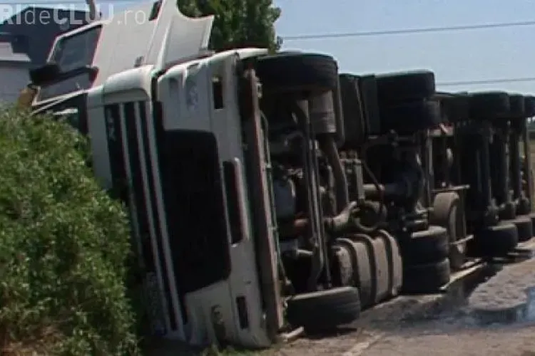 TIR răsturnat pe Feleac! Șoferul a adormit BUȘTEAN