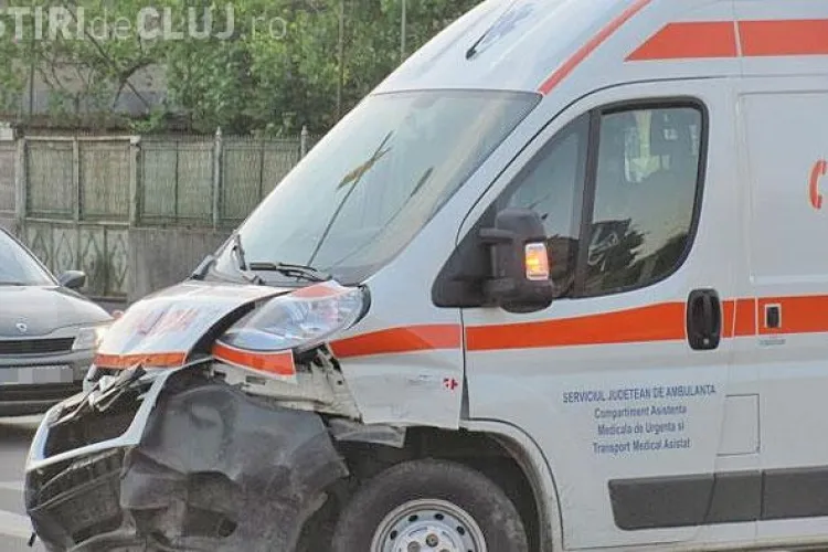 Accident în Sânnicoară! O EPAVĂ pe roți a lovit o ambulanță care transporta un tânăr la spital