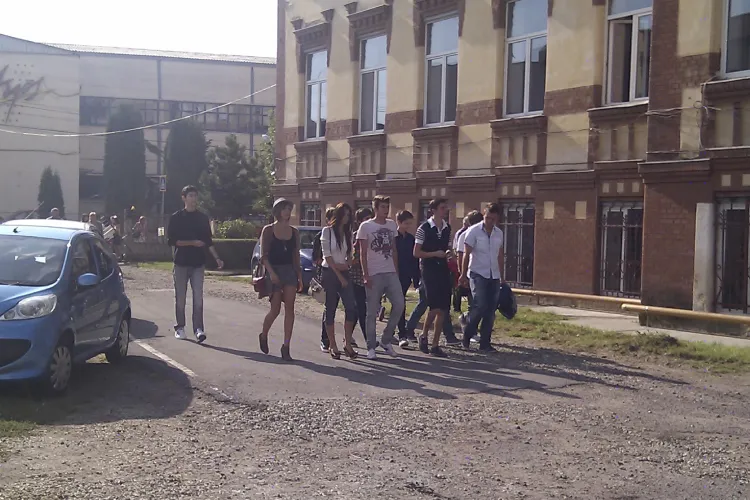 Cuibus: Trebuie uniforme în școli. Părinții cu bani creează FRUSTRĂRI între elevi