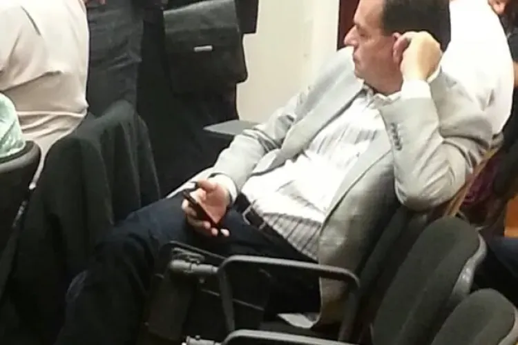 Ludovic Orban, foarte plictisit la ședința de numire a lui Seplecan în funcția de șef al Consiliului Județean Cluj