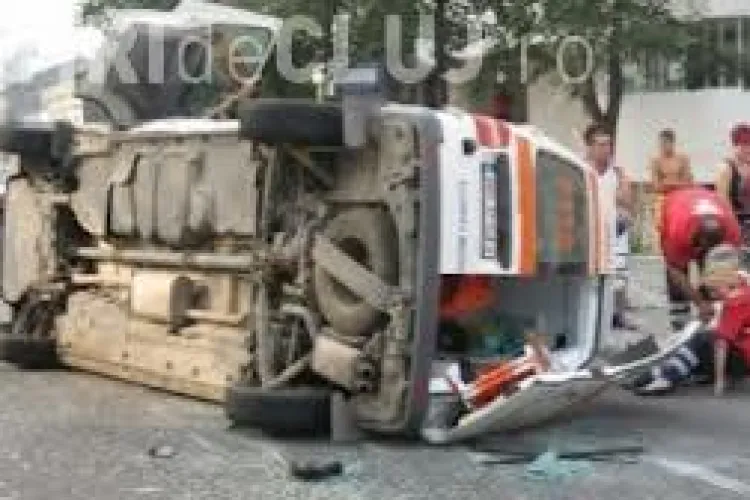 Accident cu trei victime la Beclean. O ambulanță a intrat în coliziune cu un TIR