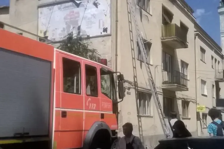 Clădirile din centrul orașului, un pericol pentru cetățeni? Se desprind cărămizile FOTO