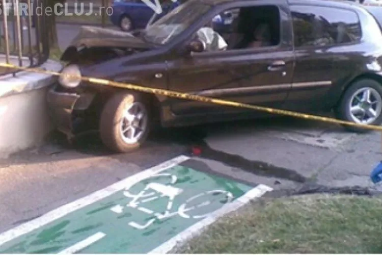 Accident cu două victime în Mărăști. O șoferiță a intrat cu mașina într-un gard