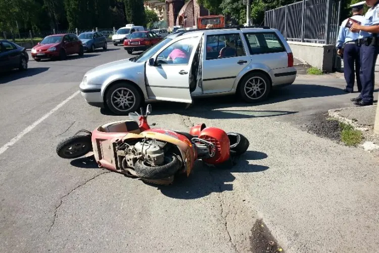 Accident în Grigorescu, în fața complexului Fortuna! Un scuter s-a răsturnat - FOTO