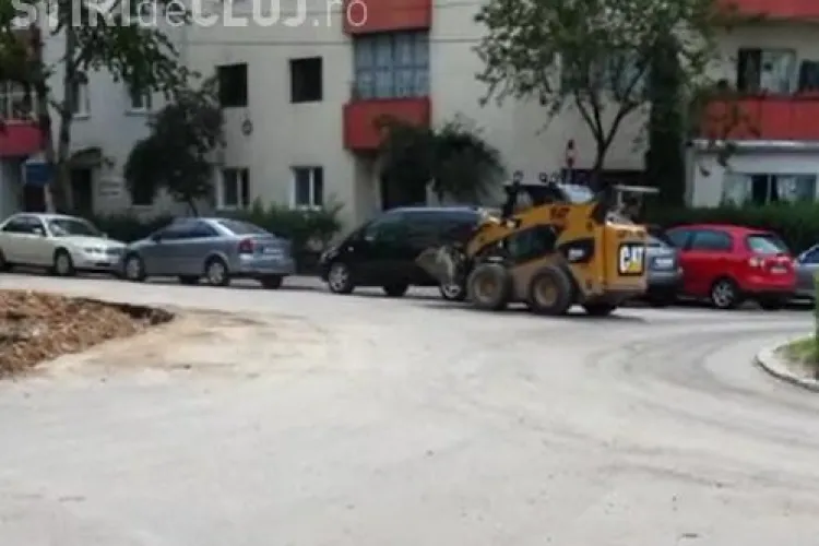Imagini HALUCINANTE în Mănăștur: Drifturi cu excavator și WC public în sensul giratoriu VIDEO