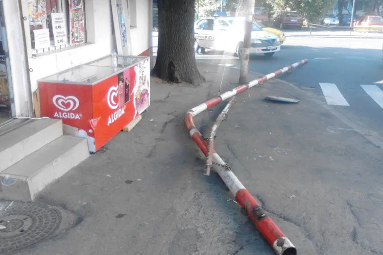 Accident pe Tăietura Turcului! A demolat bariera, care a căzut pe trotuar lovind o femeie - FOTO