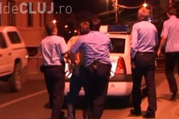 Bărbat agresiv prins la Dej. A fost nevoie de intervenția polițiștilor și a jandarmilor pentru a-l imobiliza VIDEO
