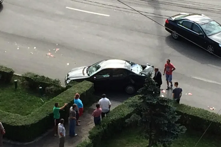 Accident în Piața Mărăști! Doi șoferi s-au tamponat în sensul giratoriu - FOTO