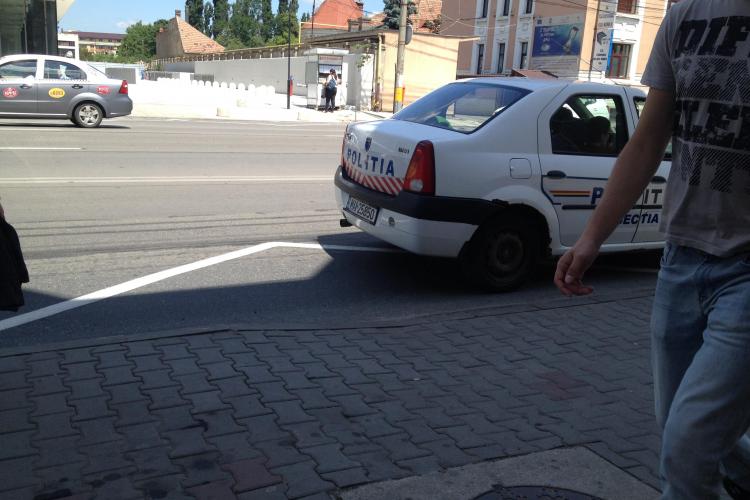 Poliția Cluj parchează în locuri interzise - FOTO CITITOR