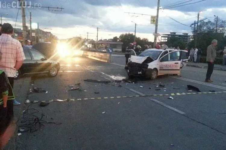 Accident GRAV la Podul IRA! Două mașini s-au lovit frontal - FOTO