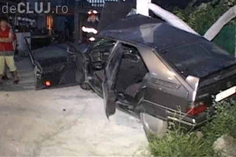 Accident în Dej, pe strada Șomcutului! Un șofer beat a distrus gardul unei case - VIDEO