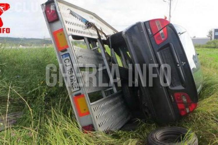 Accident cu o victimă la Iclod! O platformă cu un autoturism pe ea s-a răsturnat în câmp FOTO