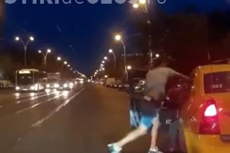 VIDEO - Ce a pățit un bucureștean tupeist care a sărit să bată un taximetrist? Bătaia a fost FILMATĂ