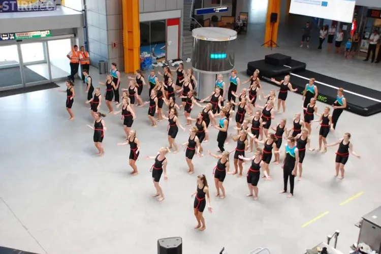 Gimnaste din Danemarca au făcut spectacol la Aeroportul Internațional Cluj - FOTO