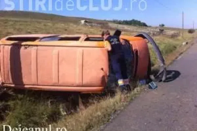Accident rutier la Dâmbu Mare. Un microbuz s-a răsturnat pe marginea drumului