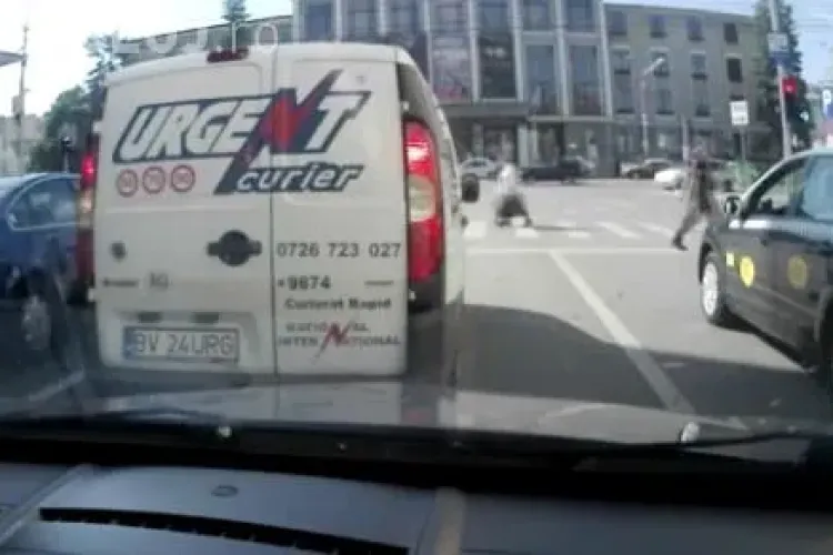 ”Haosul” din traficul clujean surprins pe cameră. Un șofer a fost prins intrând în giratoriu pe CONTRASENS VIDEO