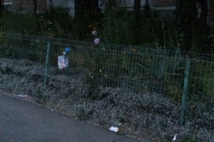 Clujenii de pe Calea Turzii și-au montat singuri coșuri de gunoi - FOTO