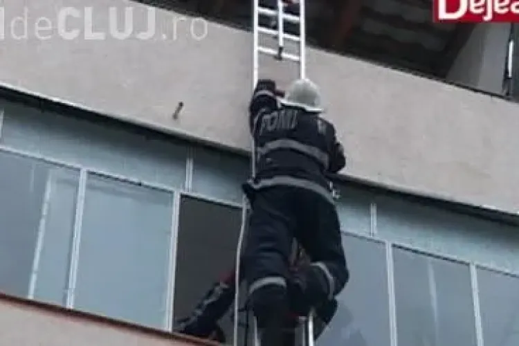 Tânără dejeancă salvată de pompieri după ce s-a blocat în dormitor VIDEO