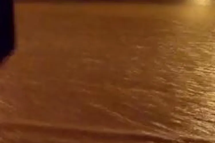 Clujul a fost INUNDAT marți seara! Apa până la genunchi pe Calea Turzii și alte zone - VIDEO