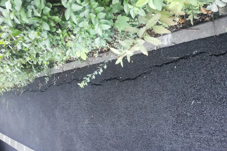 Lucrări de mântuială în cartierul Zorilor: S-a crăpat asfaltul după o lună jumătate FOTO