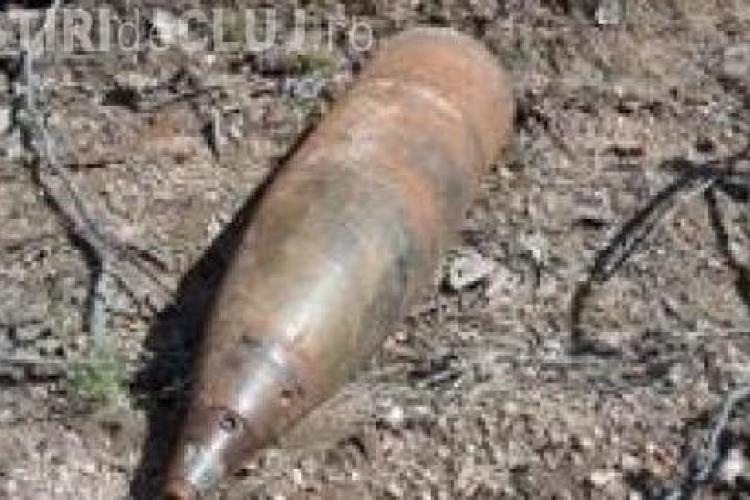 Bombă din al doilea război mondial găsită în mijlocul drumului la Cluj. Era ieșită pe jumătate din pământ