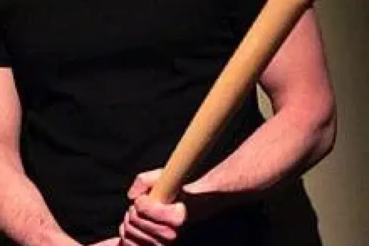 Bătăuș de 19 ani reținut de polițiștii clujeni. A atacat două persoane cu bâta de baseball în fața unui magazin