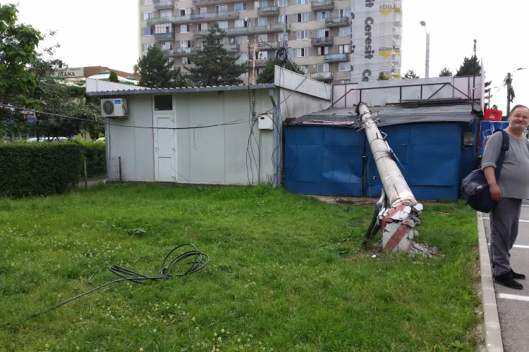 Un stâlp Electrica s-a prăbușit peste un magazin în Gheorgheni. De vină sunt cei de la RIDICĂRI AUTO  - FOTO